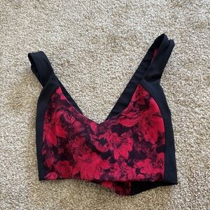 LuluLemon Cross back Sports Bra 
Size 4